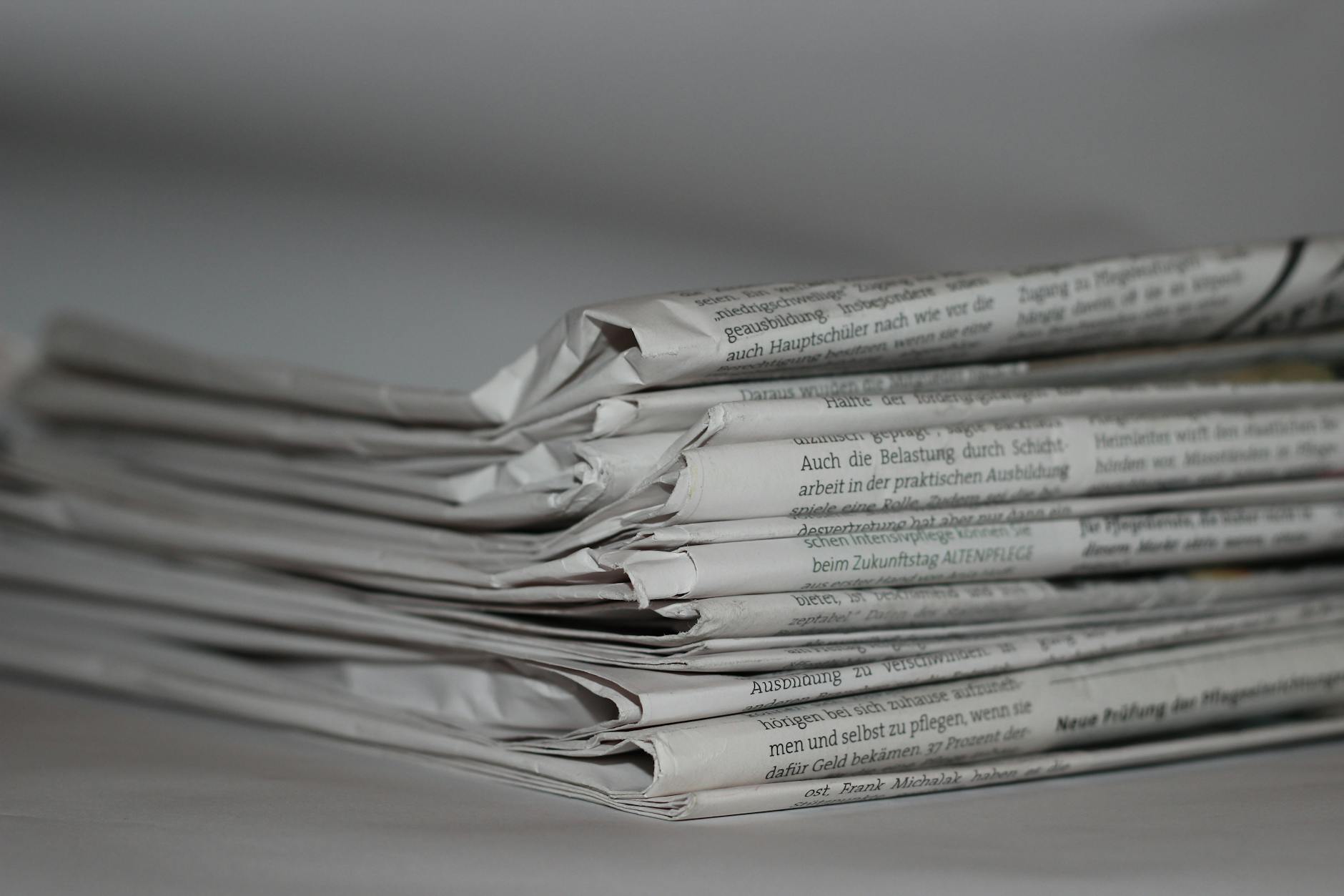 Dans la presse: Un gouvernement en gestation sous la présidence de Joseph Aoun et le mandat de Nawaf Salam folded newspapers