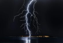 Les fonctionnaires du ministère des affaires sociales réclament leurs salaires photo of lightning