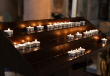 Les autorités chrétiennes appellent à la restauration de l’Etat et condamnent les élites politiques a wooden altar with lit candles on it