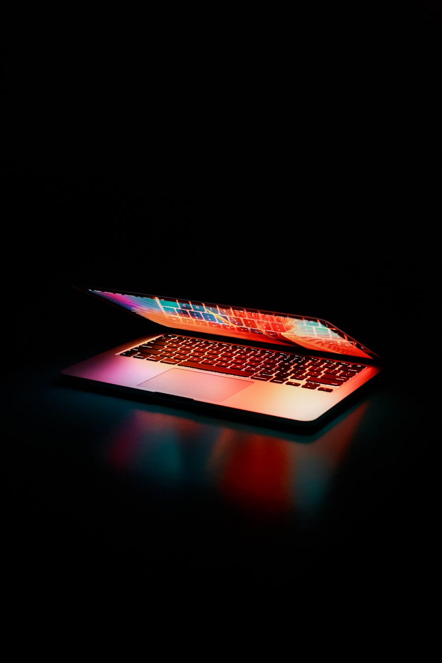 Une majorité d’Israéliens en faveur de la censure sur les réseaux sociaux semi opened laptop computer turned on on table
