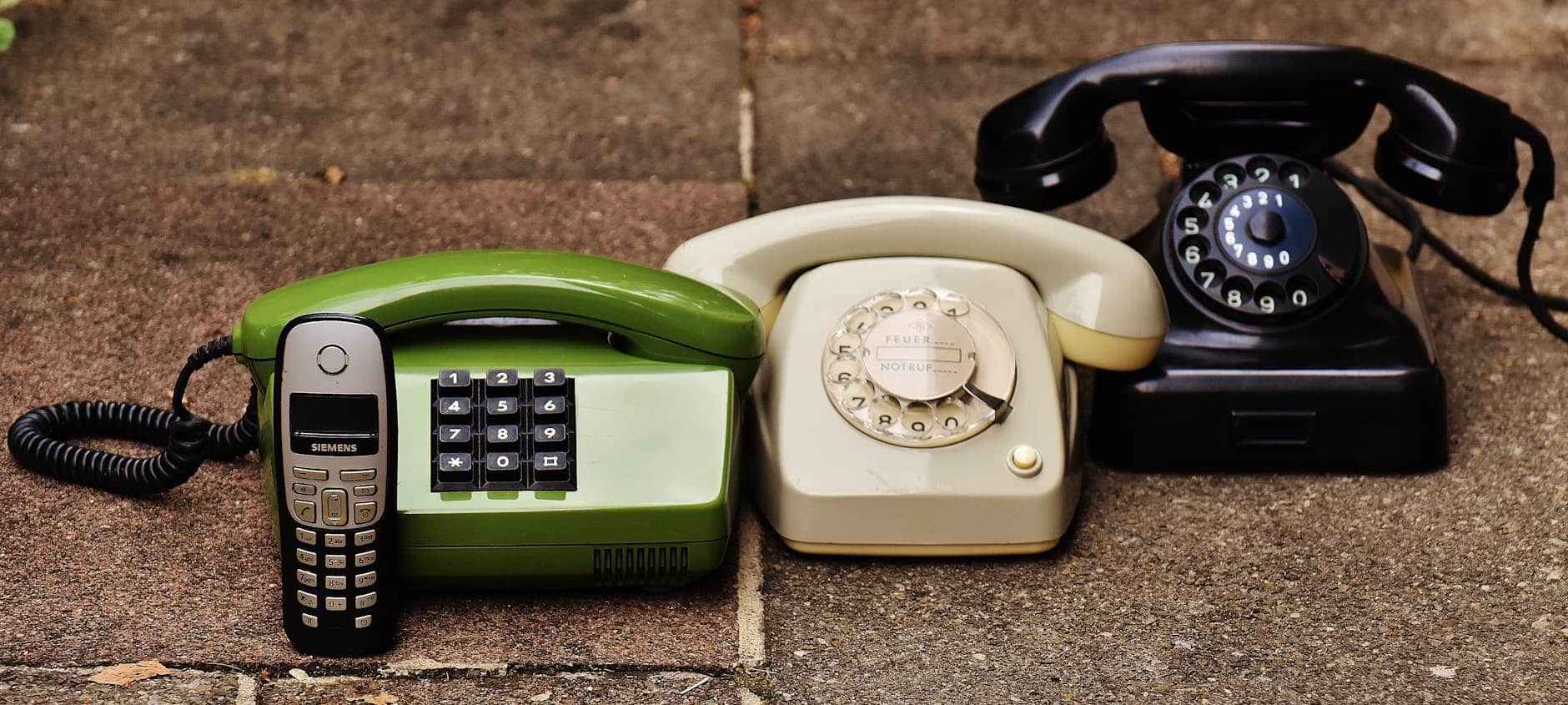 Les citoyens de Beyrouth et de Tyr – y compris le bureau d’un ministre – ciblés par des messages d’avertissement israéliens black rotary phone