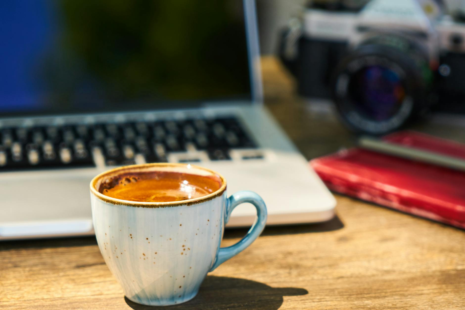 Revue de Presse du 6 septembre: L’affaire Riad Salamé et ses répercussions continue à faire les choux gras a cup of coffee and a camera on a wooden table in the workplace