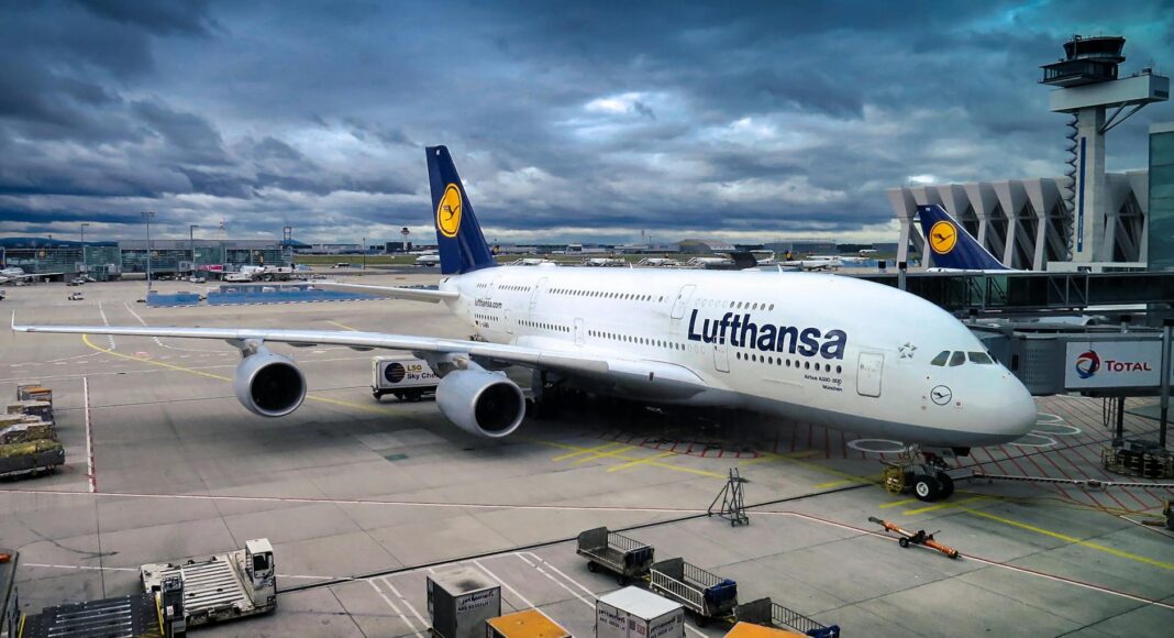 white and blue lufthansa airplane