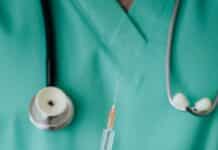 La Campagne de Vaccination Contre le Choléra s’intensifie person holding a vaccine