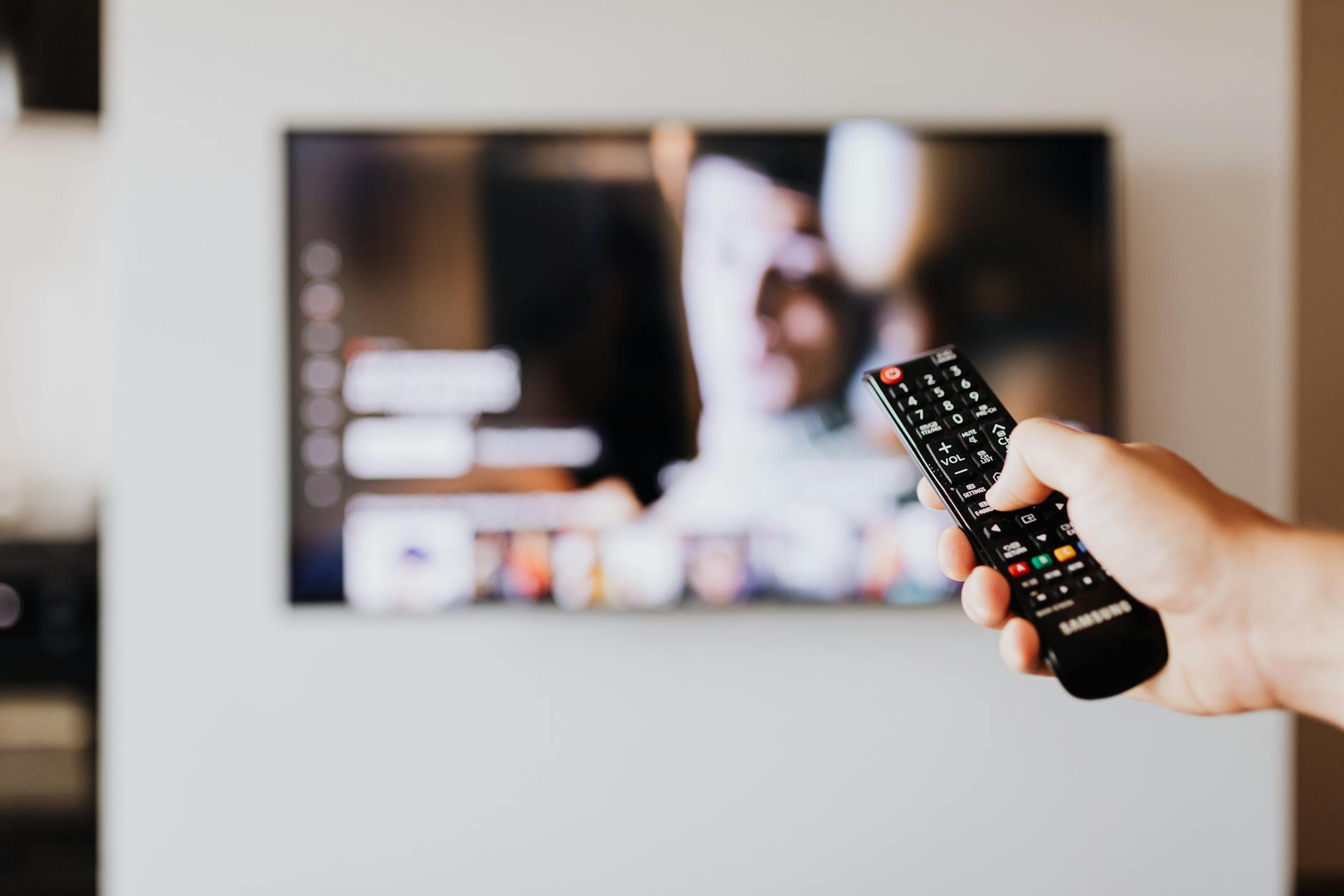 Edito: Médias, ou est-donc votre Humanisme? person pressing the button of a remote control