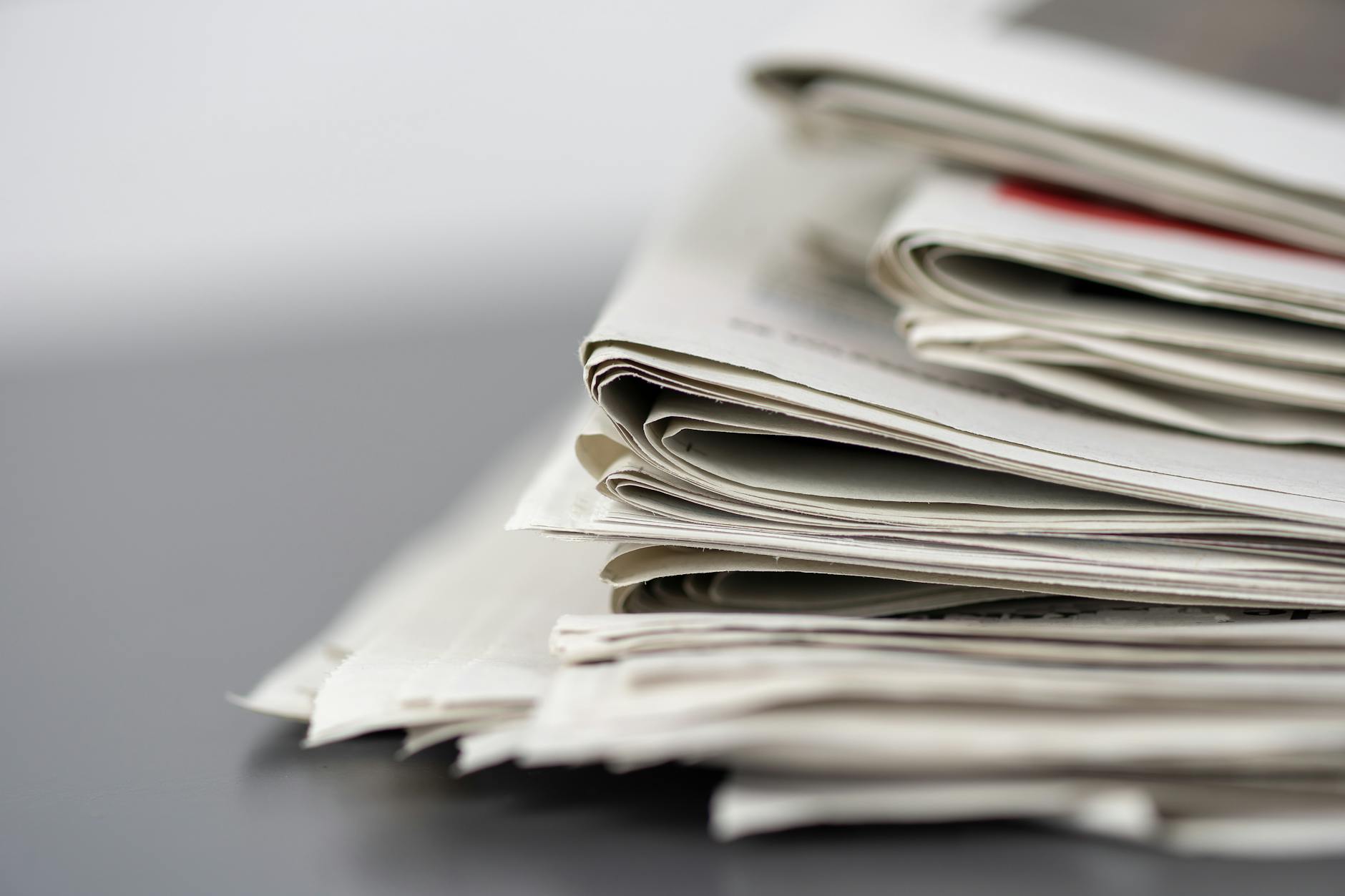 Revue de presse du 30 juin: Escalade diplomatique et sécuritaire autour du désarmement du Hezbollah et tensions au Sud-Liban folded newspapers