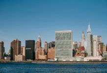 La France et les USA appellent à un cessez-le-feu de 21 jours et Netanyahu appelle à intensifier les frappes modern city with skyscrapers and residential buildings located near river