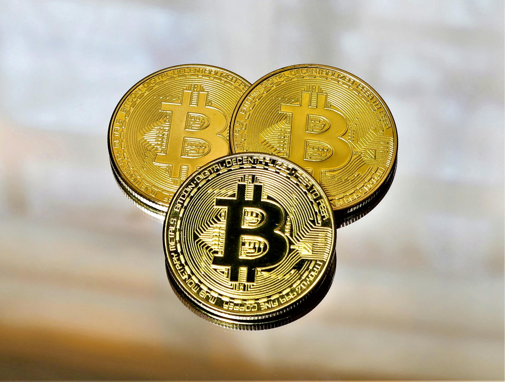 Les Nouvelles Technologies Face aux crises financières : Un Outil de Résilience pour le Liban ? cryptocurrency in close up
