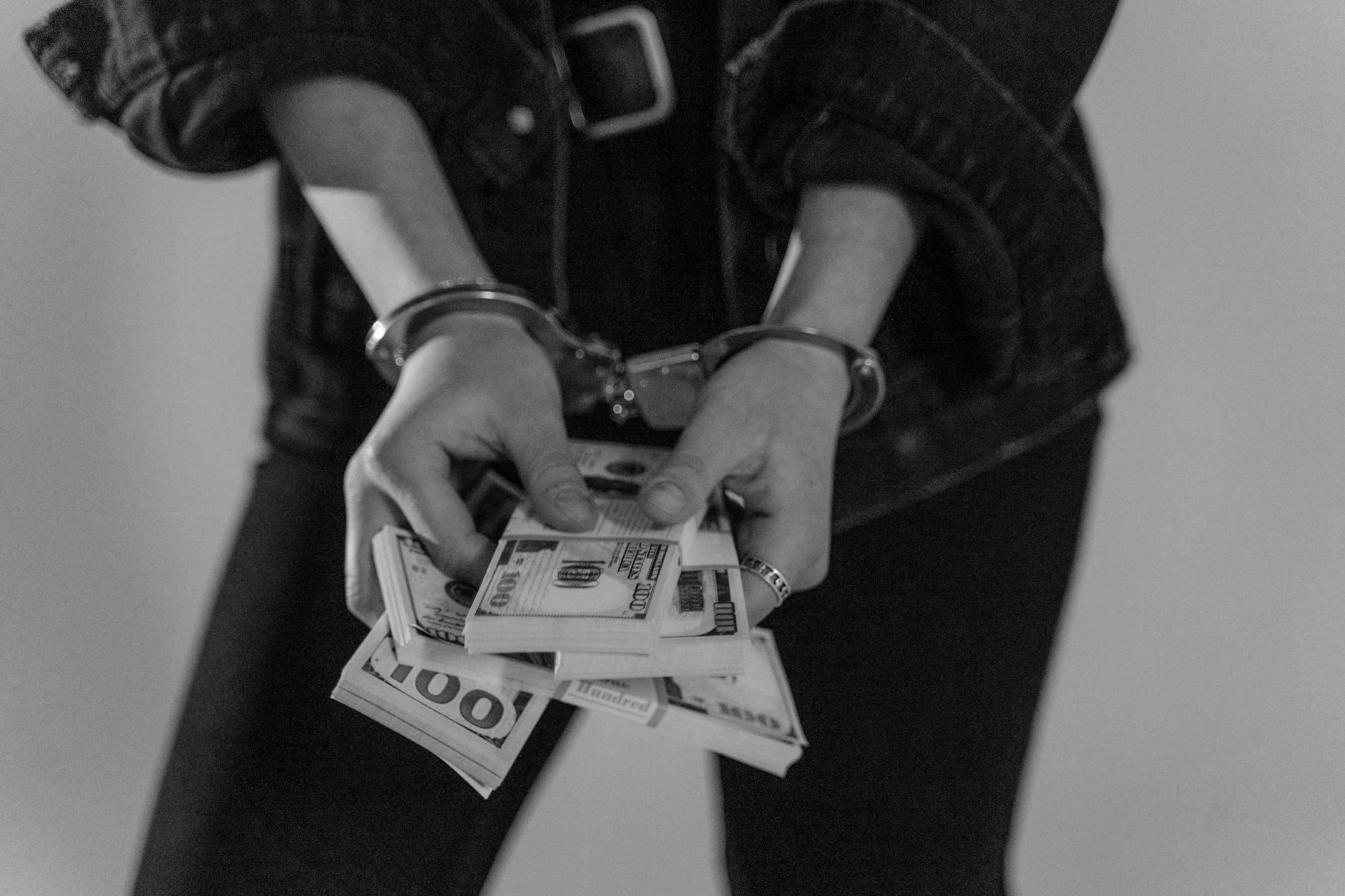 FactCheck: Comment l’inclusion du Liban dans la liste grise de la GAFI pourrait impacter les banques libanaises black and white girl capital police