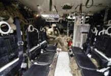 Une nouvelle intimidation ? Les israéliens présentent des plans opérationnels contre le Liban man in soldier suit sitting in black leather seat