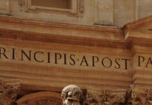 Saint Pierre : L’Apôtre des Nations et son passage en Phénicie statue of saint peter