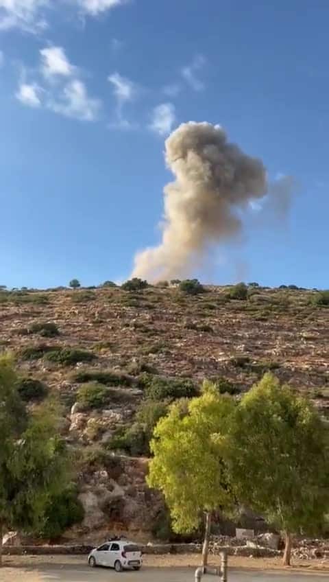 Le Hezbollah frappe le centre d’Israël avec des missiles longue portée, des explosions retentissent en Cisjordanie