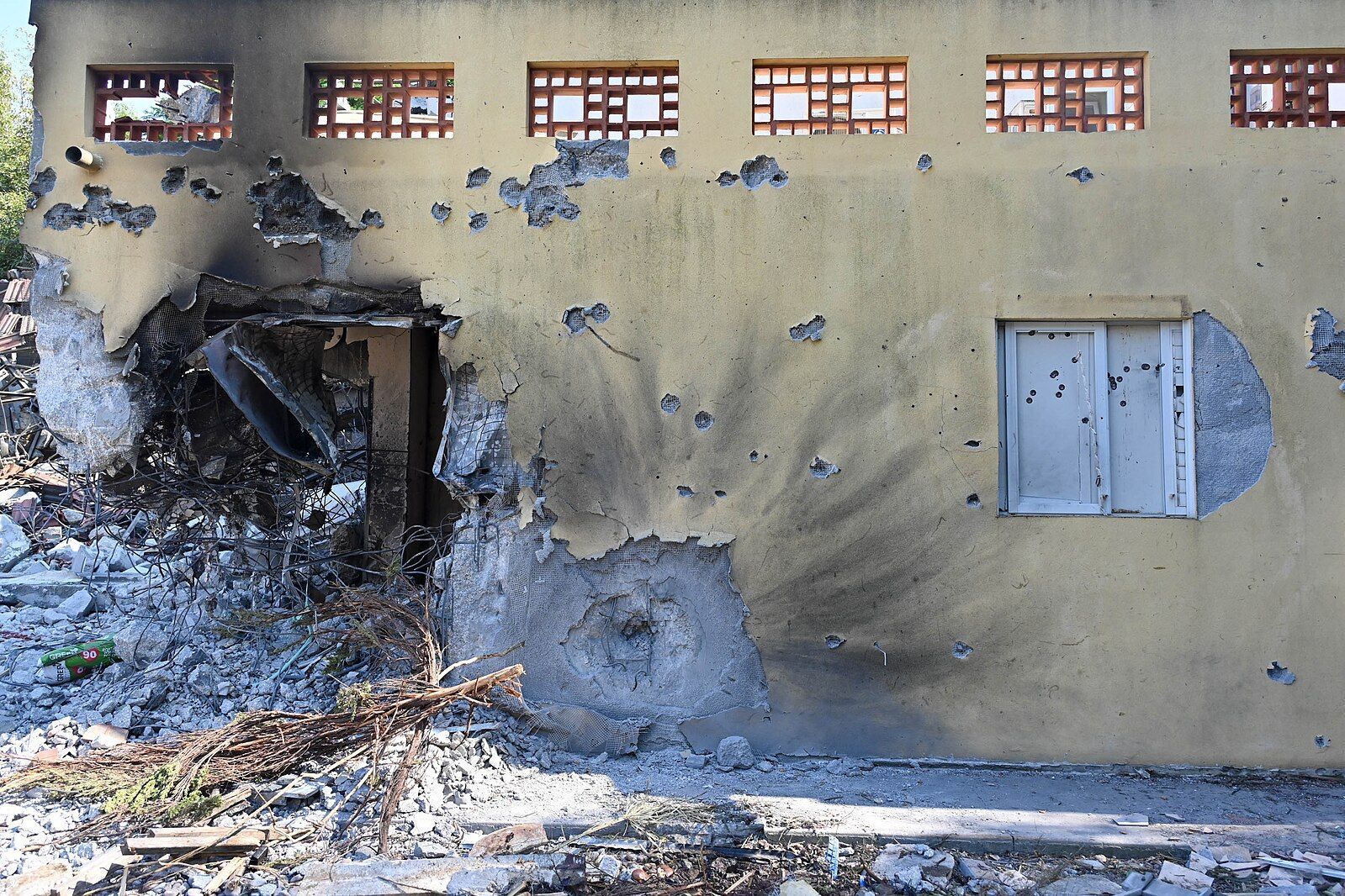 La zone tampon israélienne : bouclier ou punition ? Kobi Gideon , Damaged building in the kibbutz Be'eri in Israel, following the October 7th massacre, Source Government Press Office of Israel