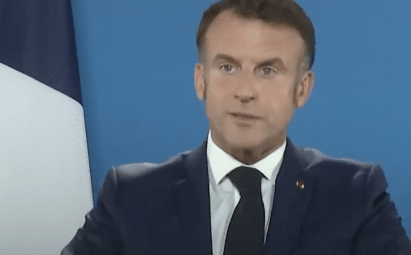Emmanuel Macron appelle Israël et le Hezbollah à respecter la trêve et à accélérer la reconstruction du Liban Macron à l’offensive diplomatique pour le Moyen-Orient