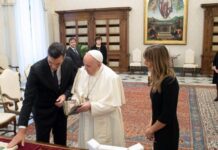 Le Pape et le Premier ministre Pedro Sanchez accompagné de son épouse.