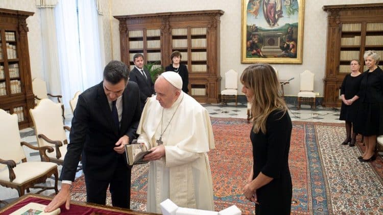 L’Espagne appelle à l’arrêt de fourniture d’armes à Israël Le Pape et le Premier ministre Pedro Sanchez accompagné de son épouse.