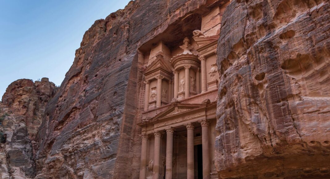 horse with trailer in front of petra