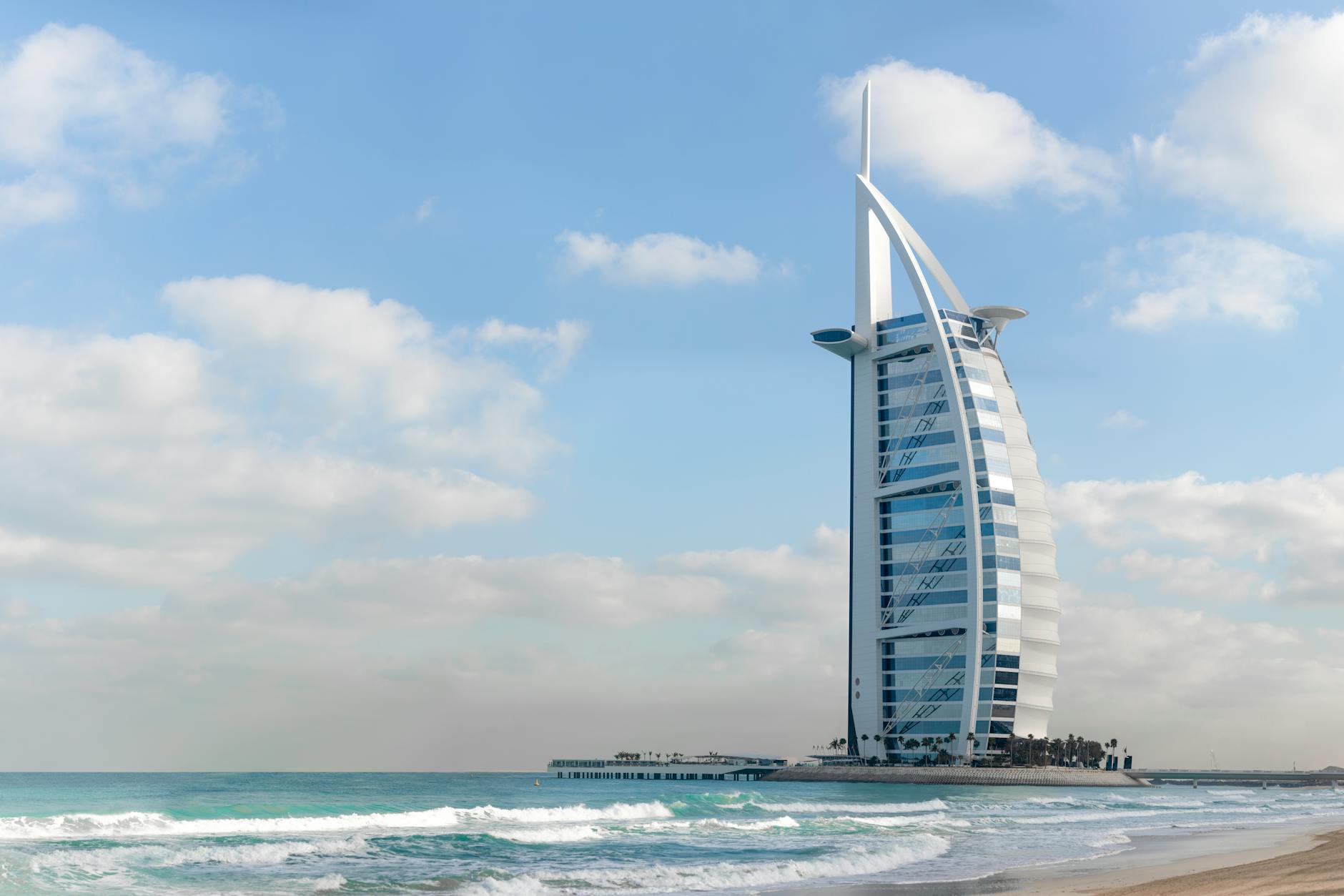 Émirats et Israël : De la coopération discrète à une alliance stratégique suite aux Accords d’Abraham burj al arab dubai