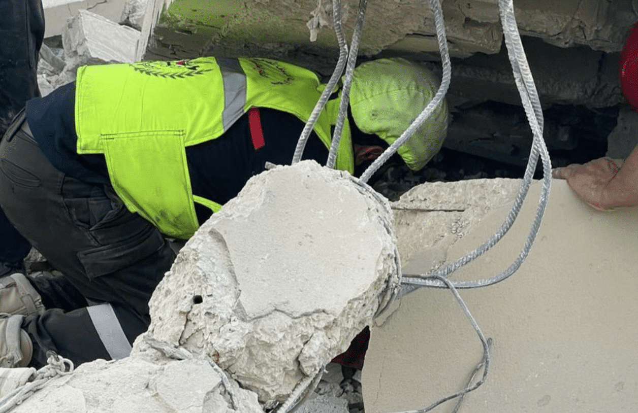Update at 12 p.m.: Hezbollah says it is holding the front The bodies of two citizens were recovered after a raid targeted a house in the town of Arzoun, Tyre District, southern Lebanon.