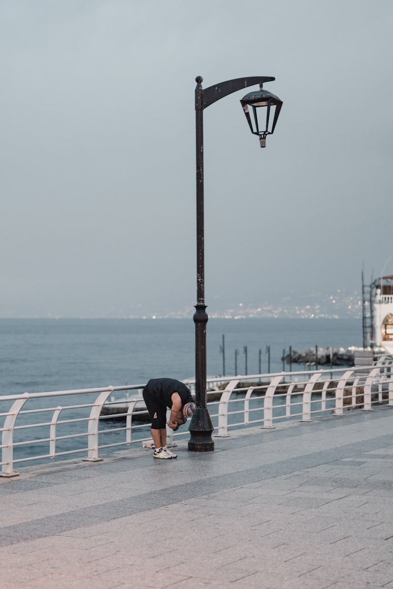 Revue de presse du 28 novembre: Liban post-conflit : enjeux, résilience et perspectives géopolitiques woman in black t-shirt and black shorts standing on gray concrete pavement near body of near near near near