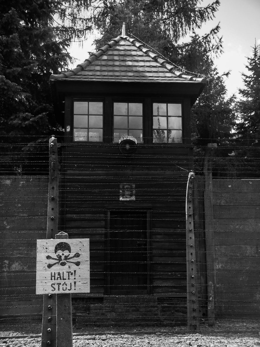 Conflits en Ukraine et au Moyen-Orient : sommes-nous à l’aube d’un conflit global ? grayscale photography of house