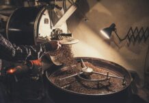Revue de presse du 17 novembre: la guerre coute 250 millions de dollars mensuellement au Liban person pouring coffee beans on a machine
