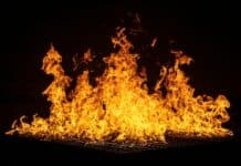 Important incendie à Beyrouth, un générateur, des voitures flambent et des gens se défenestrent bonfire