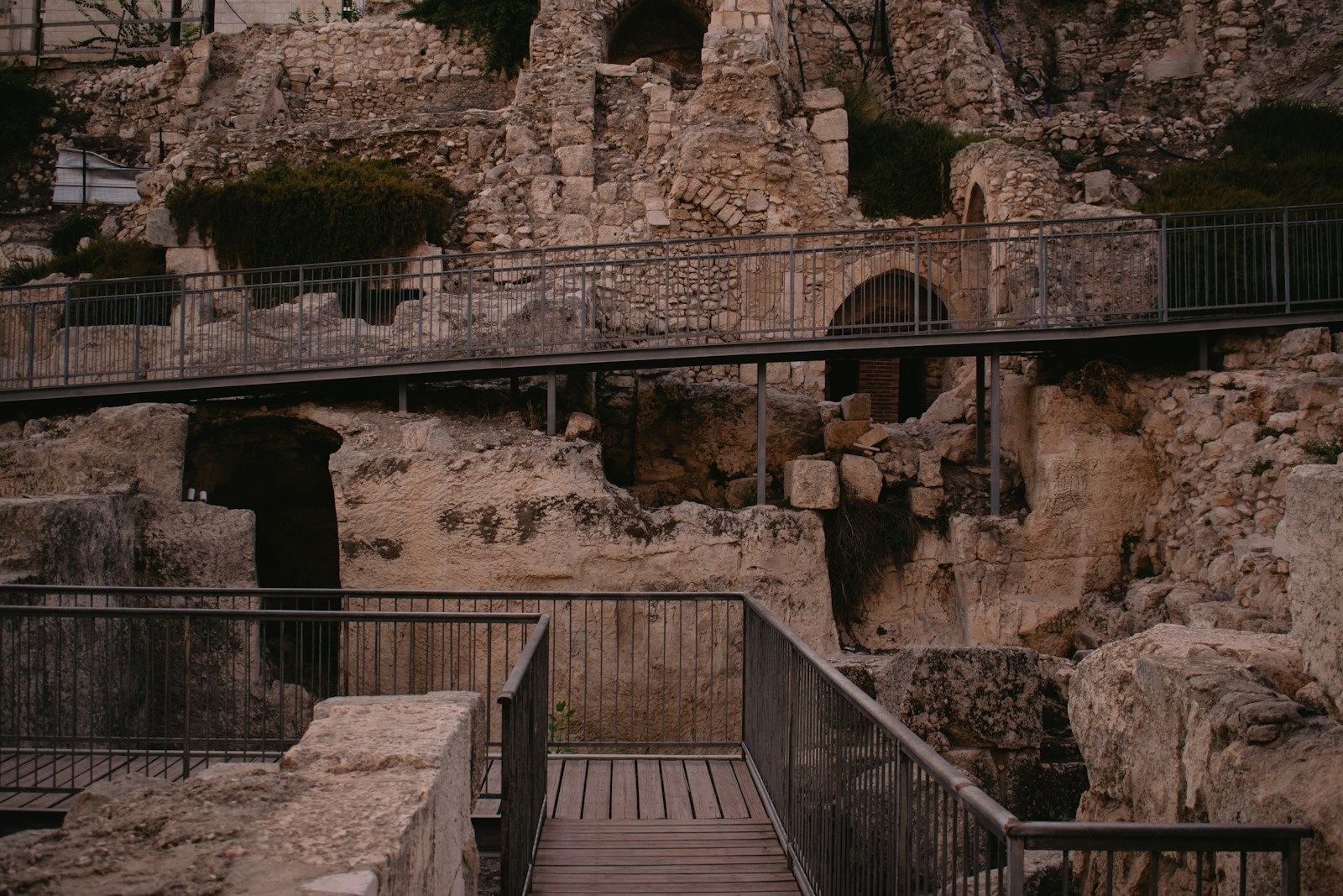 La police israélienne a-t-elle le droit d’arrêter des gendarmes dans une église française à Jérusalem ? a stairway leading up to a cave like structure