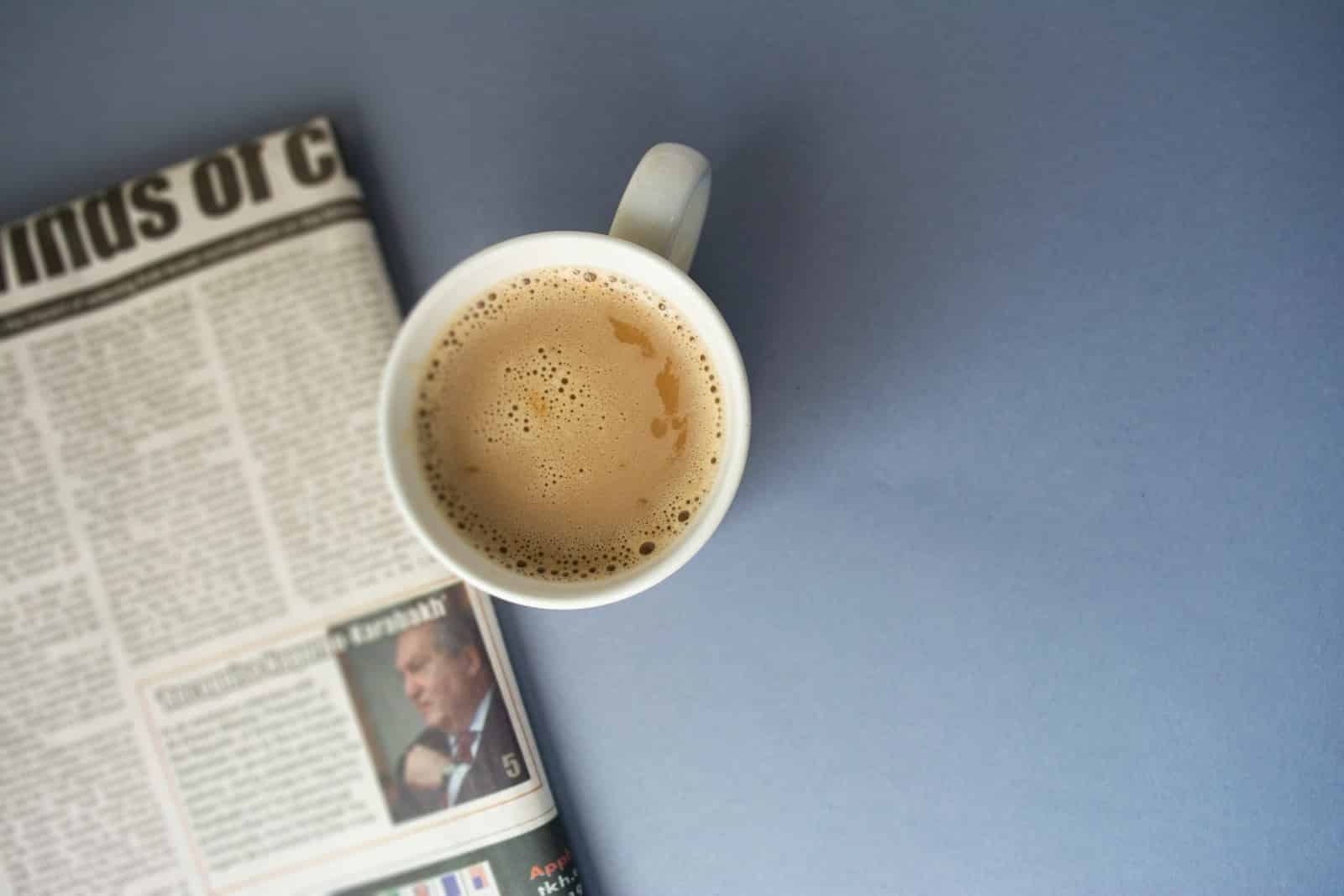 Revue de presse du 14 novembre: Soutien régional et pressions internationales sur la question libanaise white ceramic mug on white table