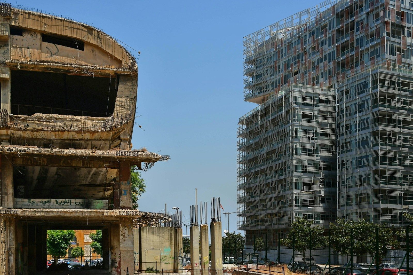 Reconstruction de la souveraineté libanaise : défis et voies de rétablissement a very tall building sitting next to a very tall building