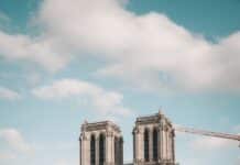 Edito: Notre-Dame de Paris, le symbole intemporel d’une France white concrete building under blue sky during daytime