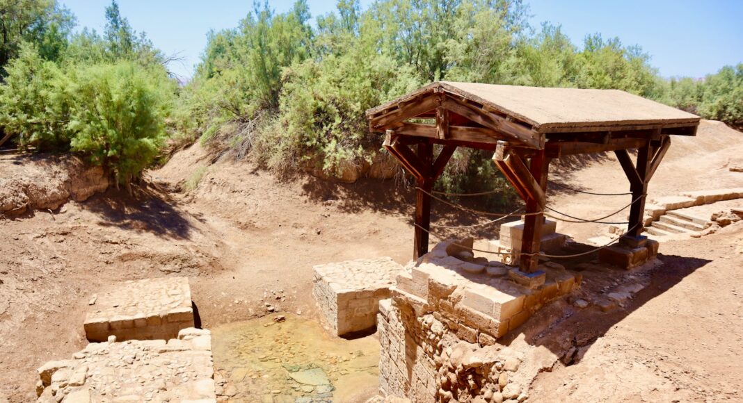 a well in the middle of a dirt field