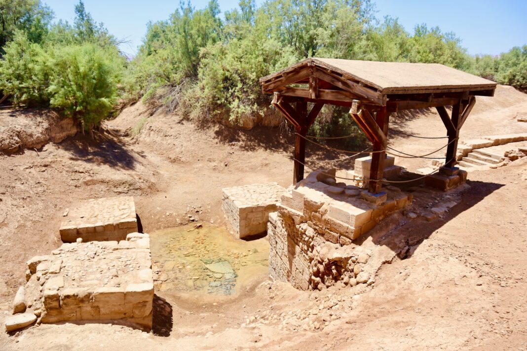a well in the middle of a dirt field