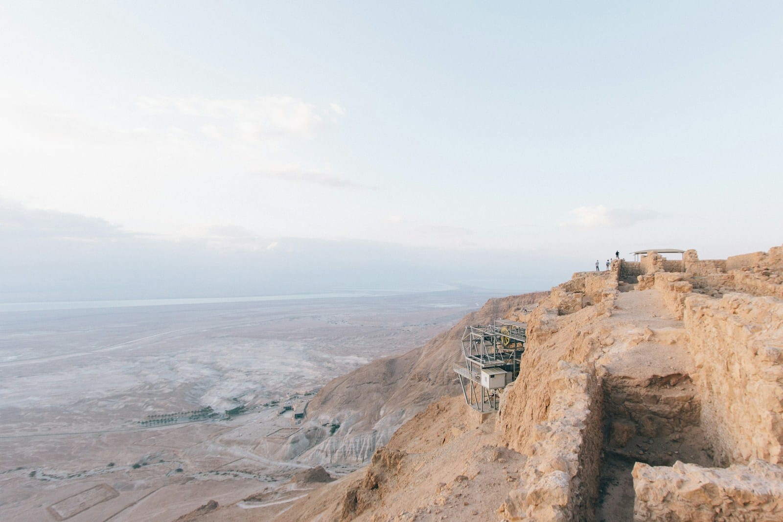Revue de presse israélienne: crise de confiance majeure entre le gouvernement et l’armée photo of gray and white construction on hill during daytime
