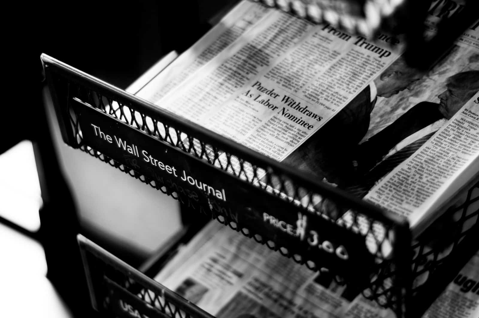Revue de presse du 16 novembre: les mécanismes de supervision de la 1701 au coeur des discussions newspapers on The Wall Street Journal rack