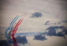 La France appelle les États du Golfe à soutenir l’armée libanaise face aux tensions frontalières a group of jets flying in the sky