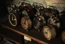 Divergences entre les USA et Israël au sujet de l’heure d’entrée en vigueur du cessez-le-feu avec le Liban photo of analog alarm clock lot