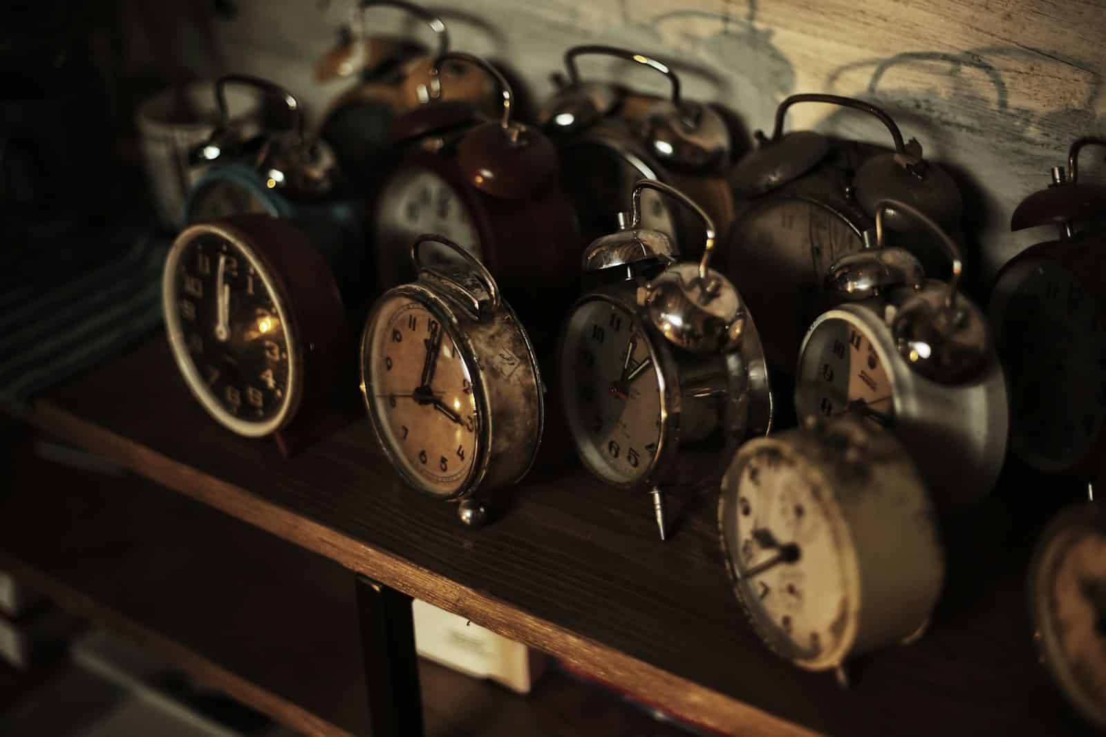 Divergences entre les USA et Israël au sujet de l’heure d’entrée en vigueur du cessez-le-feu avec le Liban photo of analog alarm clock lot
