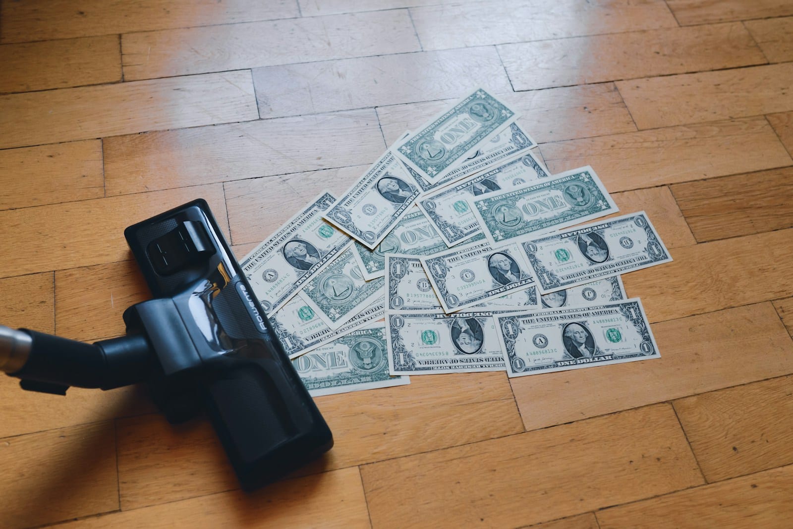 La dette, un obstacle majeur au développement selon l’ESCWA a pile of money sitting on top of a wooden floor