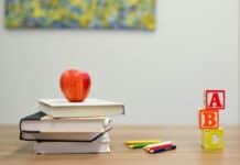 Les enseignants contractuels au Liban réclament leurs droits dans un contexte de crise red apple fruit on four pyle books