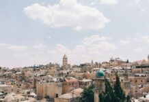 Revue de presse israélienne: Les tentatives de négociation pour un cessez-le-feu se compliquent brown concrete mosquie