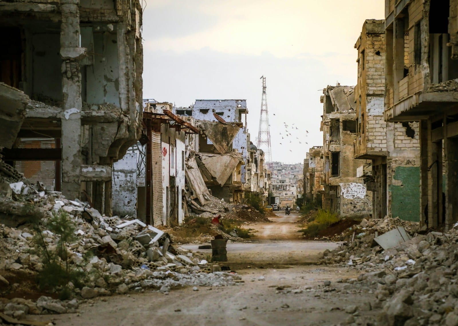 Les relations entre Israël et les groupes rebelles syriens : une alliance pragmatique dans un conflit complexe a destroyed building in a city