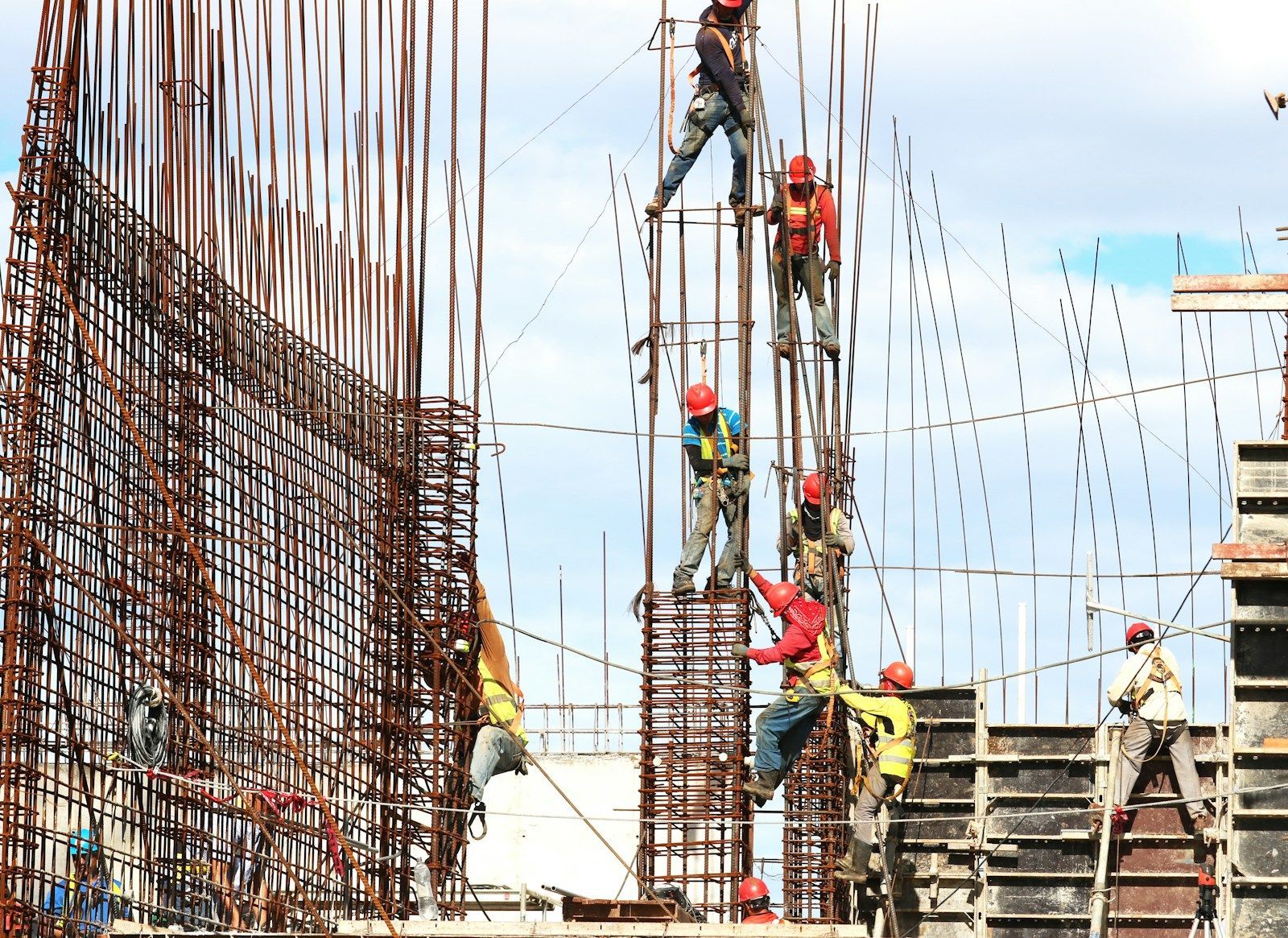 Hausse spectaculaire des transactions immobilières au Liban en 2024 : +118 % en neuf mois people working on building during daytime