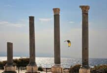 a kite is being flown between two stone pillars