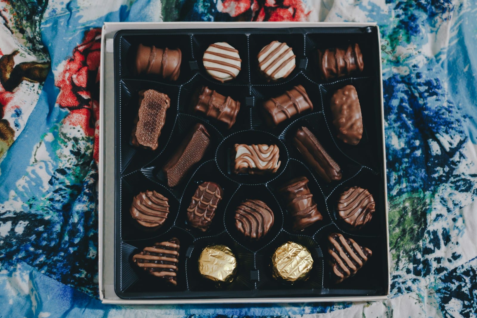 Le chocolat de Noël plus cher cette année : un luxe sous tension assorted chocolates in box