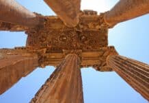 Revue de presse du 29 novembre: Une accalmie fragile au Sud-Liban, entre espoirs de reconstruction et tensions persistantes low angle photography of brown pillars