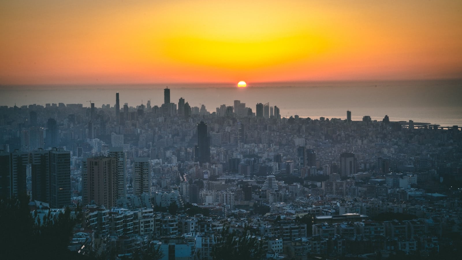 Revue de presse du 25 novembre: escalade militaire, impact humanitaire et enjeux géopolitiques city skyline during sunset with orange sky