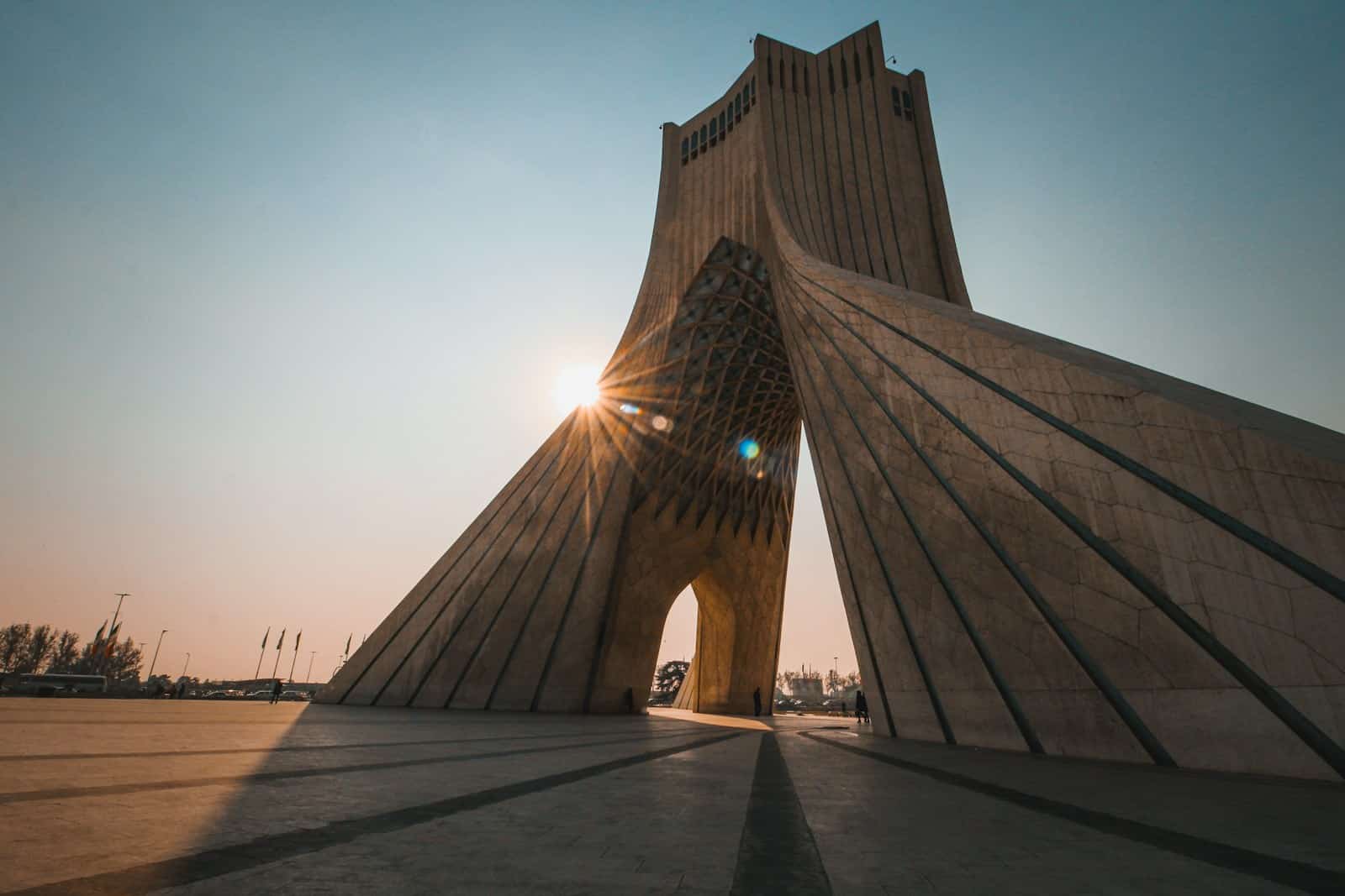 Nabih Berri insiste sur la mise en œuvre de la résolution 1701 de l’ONU et l’Iran annonce son engagement à reconstruire le Liban people near brown concrete structures