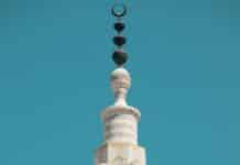 La capacité d’une Syrie islamique sunnite à respecter les minorités ethniques et religieuses a tall tower with a clock on the top of it