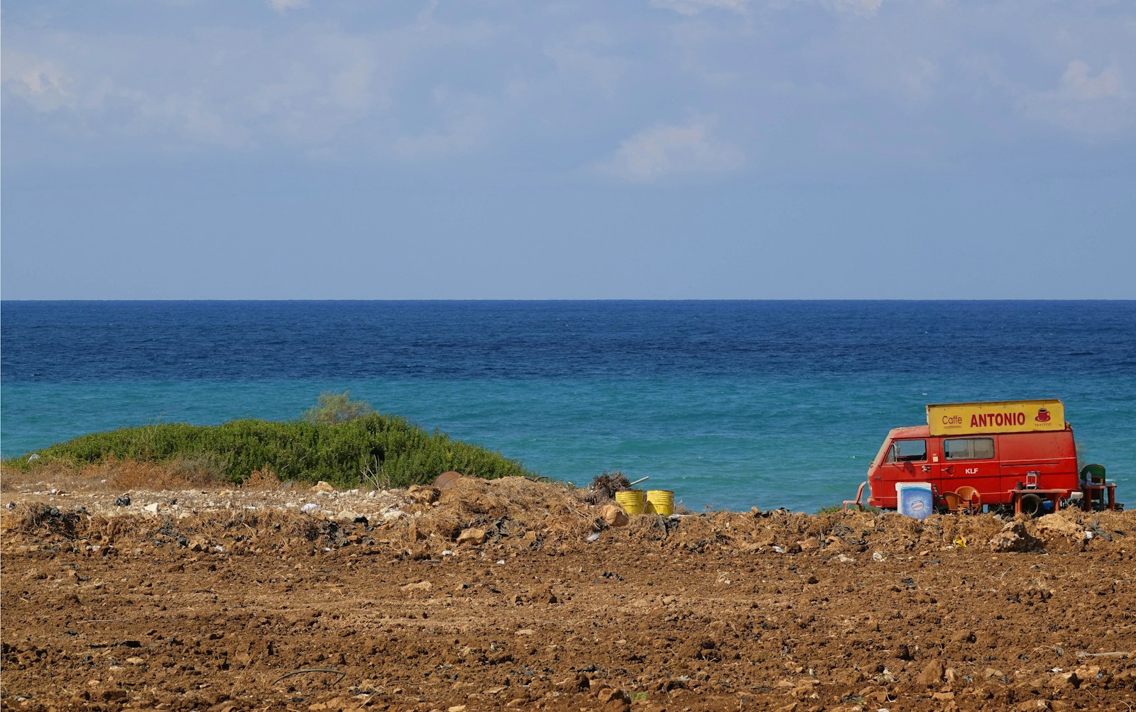Revue de presse du 5 décembre: tensions exacerbées entre factions chrétiennes au Liban avec des affrontements à Ashrafieh a red van parked on top of a dirt field next to the ocean